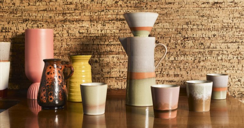 Ces pots en céramique se parent de différentes couleurs et font partie des objets déco tendance les plus en vogue