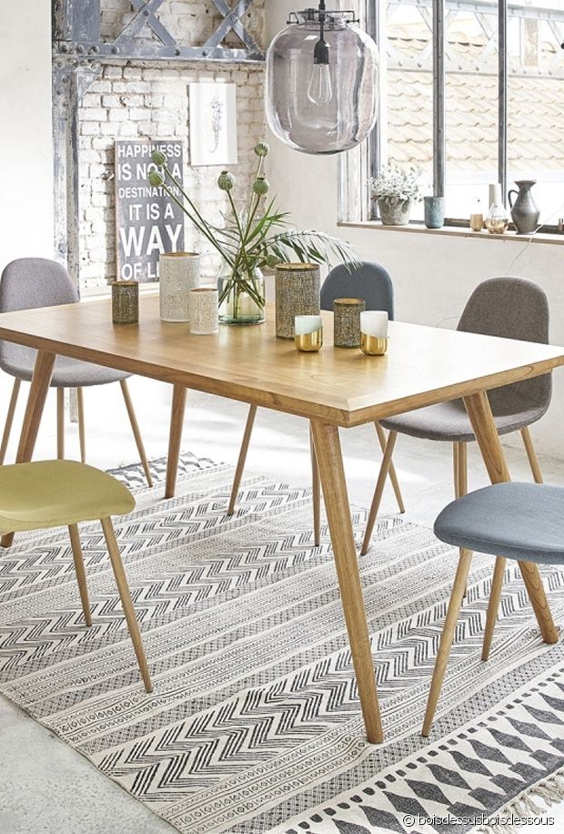 La table possède des lignes simples et minimalistes, comme les chaises qui l'entourent