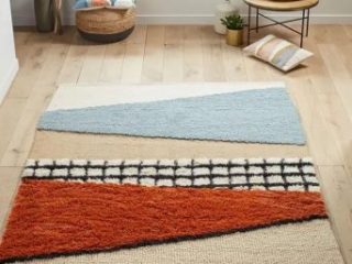 Ce tapis tufting de plusieurs couleurs, avec plusieurs épaisseurs de laine, fait partie des objets déco tendance de cette pièce scandinave