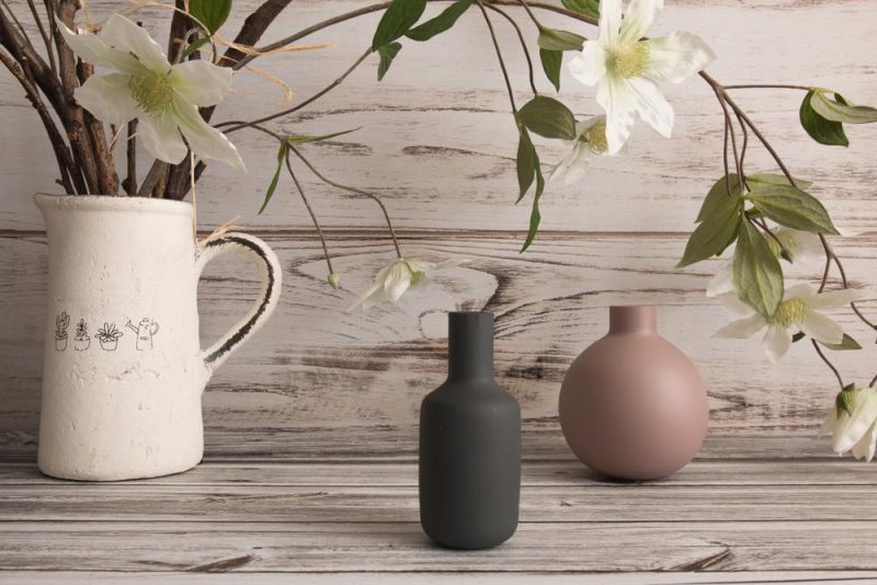 Des vases en terre cuite, de couleurs différentes, qui font sensation parmi les objets déco tendance de la pièce