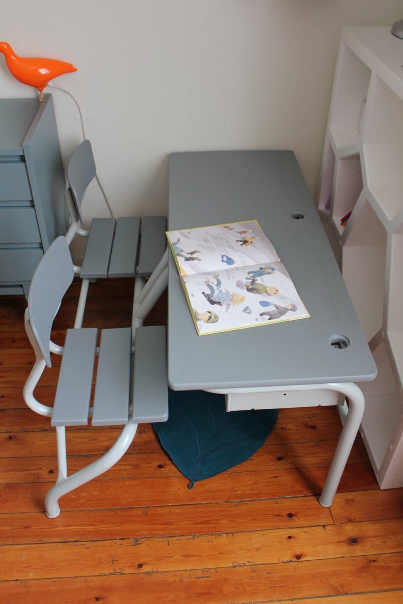 Cette petite table ancienne avec ses deux chaises pour enfant est repeinte en gris clair, sur le bois comme sur le métal