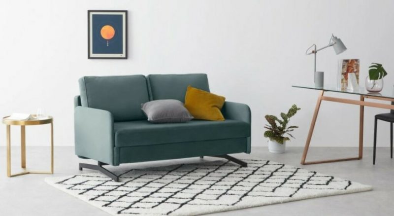 Ce canapé-lit prend peu de place dans ce petit salon, à côté d'autres meubles de style minimaliste