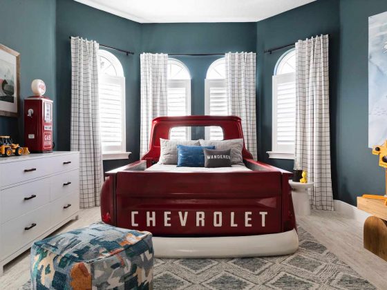 chambre garçon dans des tons bleus avec un lit en forme de pick-up