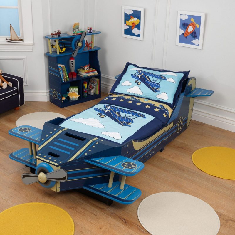 Voici la chambre d'un passionné d'aviation, avec un lit avion en bois et des cadres sur le thème de l'aviation