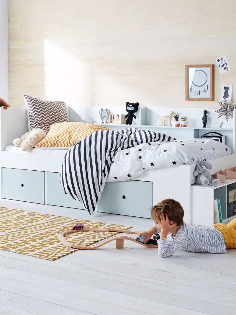 Un lit tiroir dans la chambre de cet enfant, qui a la place de jouer sur son tapis