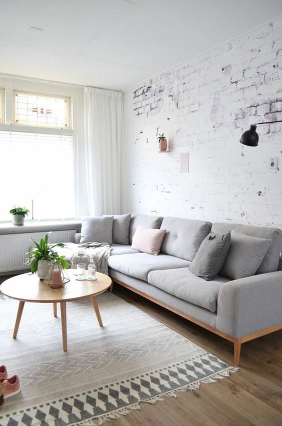 Style déco scandinave dans ce petit salon, avec une tapisserie imitation mur en briques