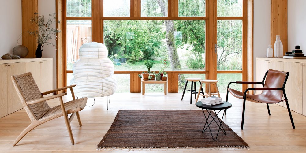 Ce salon lumineux se pare d'un mobilier moderne, très épuré et minimaliste