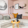 Un petit salon rose mis en valeur par les meubles design et la luminosité