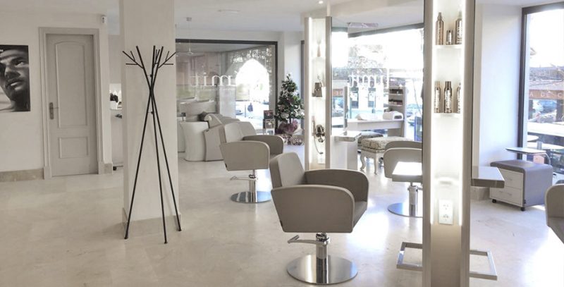 Du gris et du blanc dans ce grand salon de coiffure de style moderne