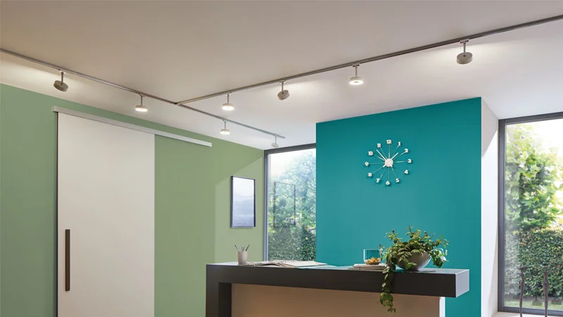Une décoration cabinet médicale avec un mur bleu turquoise et un mur vert pâle