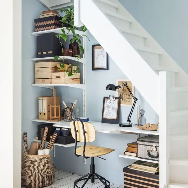 Un petit coin bureau de style indus sous l'escalier blanc