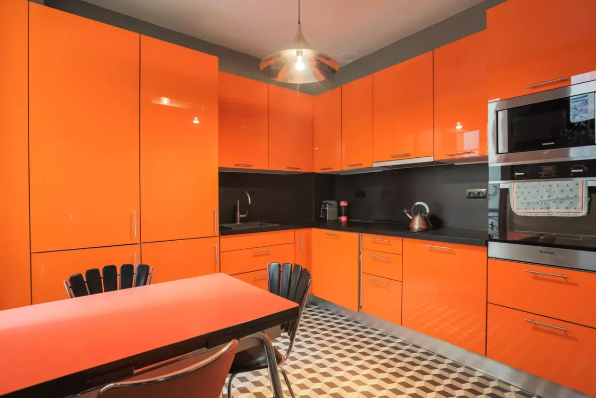 Une cuisine pleine de peps, avec des façades couleur orange pop