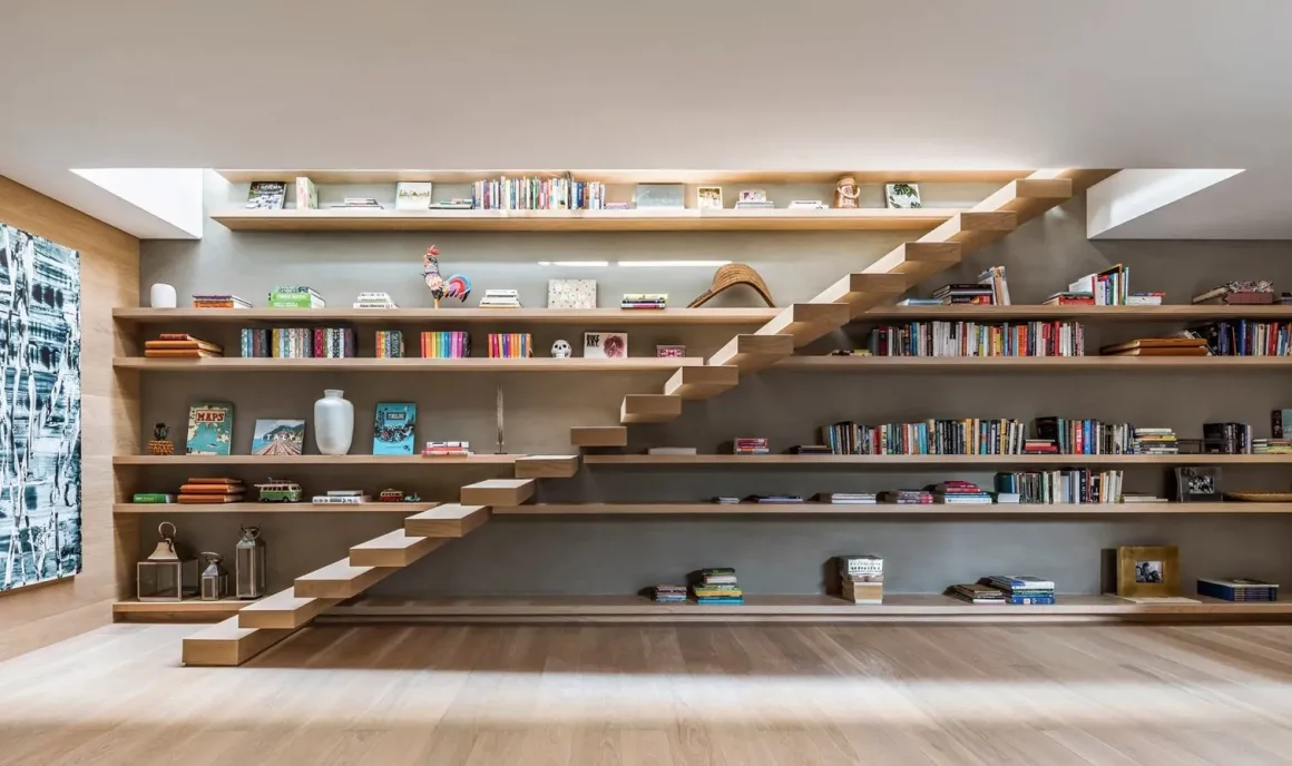 Escalier minimaliste en bois, sans rampe, avec plusieurs étagères sur mesure pour la déco cage d'escalier