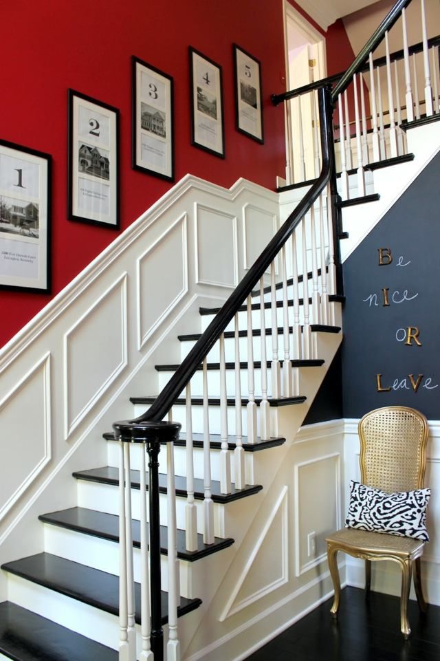 Un escalier rénové blanc et noir, avec des moulures au mur pour la déco cage d'escalier