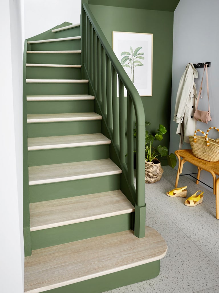 L'escalier est repeint en vert, dans un style vintage