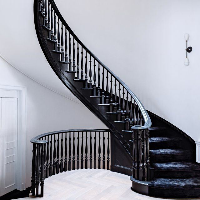 Un escalier de type victorien, rénové en blanc et noir