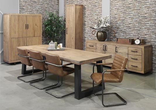 Une salle à manger avec des meubles en bois massif