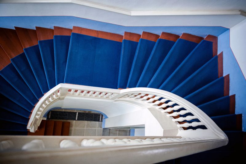De la moquette bleu marine recouvre les marches de l'escalier en bois
