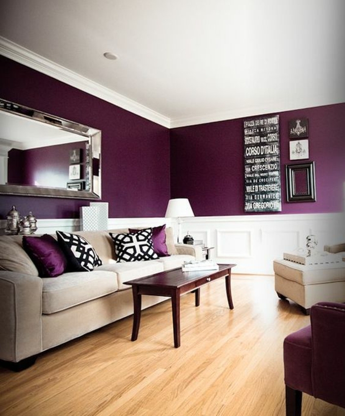 un salon design et élégant, avec le haut de murs en couleur prune