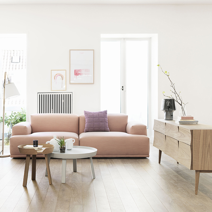 ce salon illustre les tendances déco 2024 avec ses tons nude et ses meubles de style scandinave