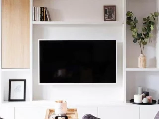 Un meuble TV sur mesure très épuré, avec TV suspendue