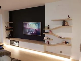 Ce meuble sur mesure pour la TV suit le prolongement du mur