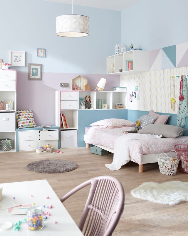 Cette chambre d'enfant arbore une décoration en rose et bleu pastel