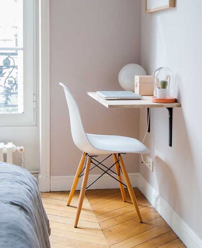 Aménagement petite chambre avec un bureau de style scandinave accroché au mur