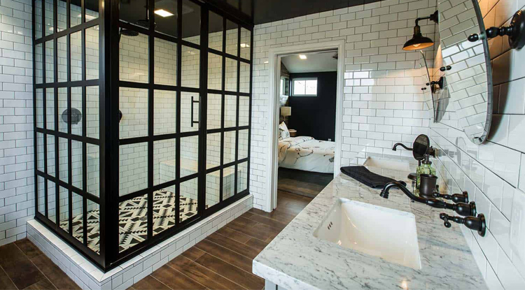 douche italienne dans une salle de bains déco industrielle avec carrelage métro blanc