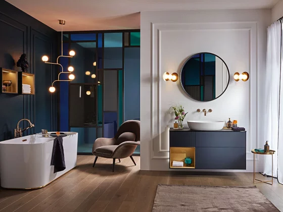 Une déco salle de bains 2024 avec des couleurs profondes, du parquet au sol, une baignoire design avec un robinet chromé, et un meuble vasque suspendu