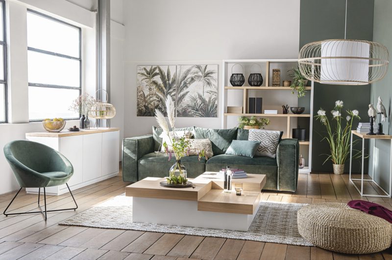 une déco salon moderne chic et lumineux avec des meubles tendances : un canapé et un fauteuil verts et un tapis tendance