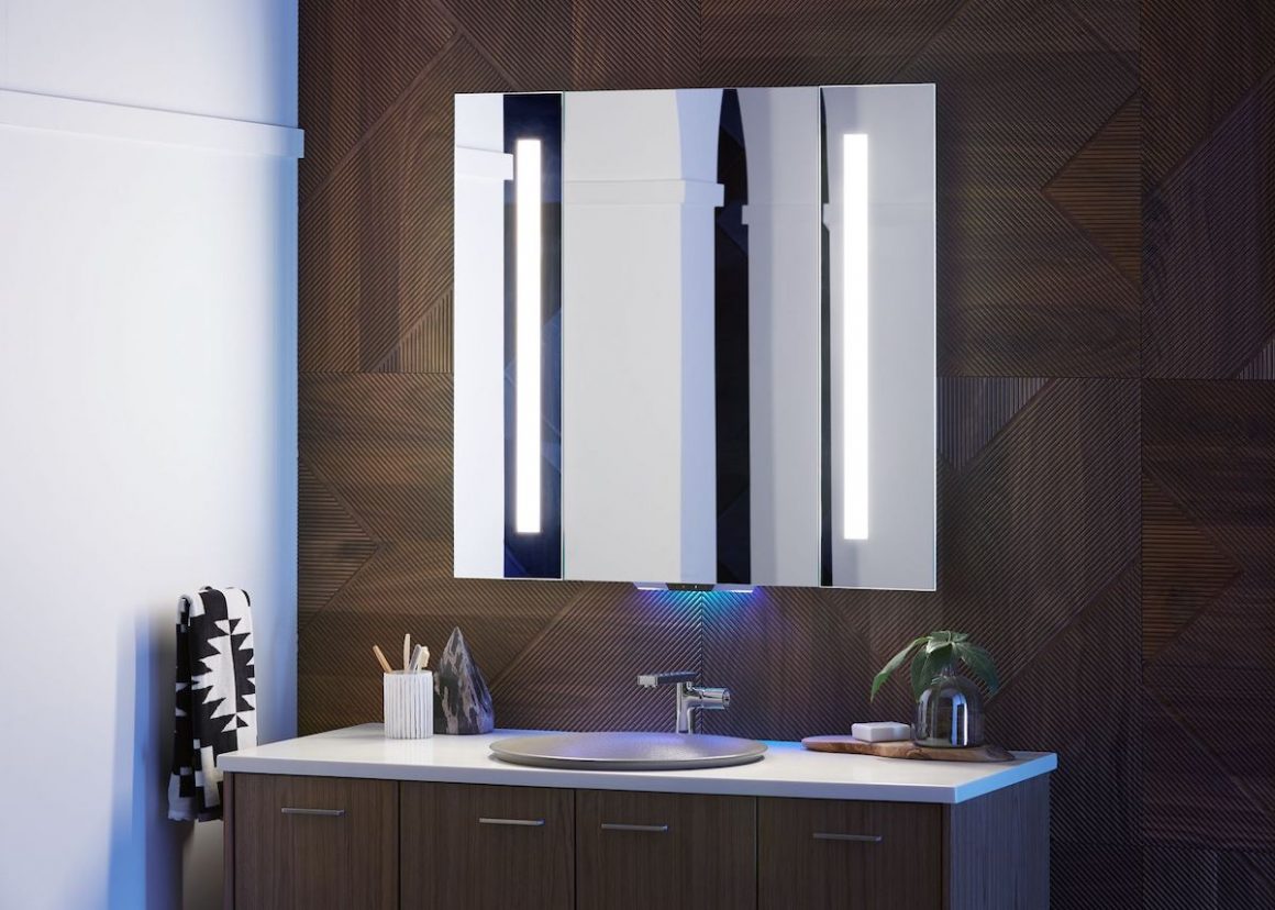 Un miroir rectangulaire lumineux au-dessus du lavabo