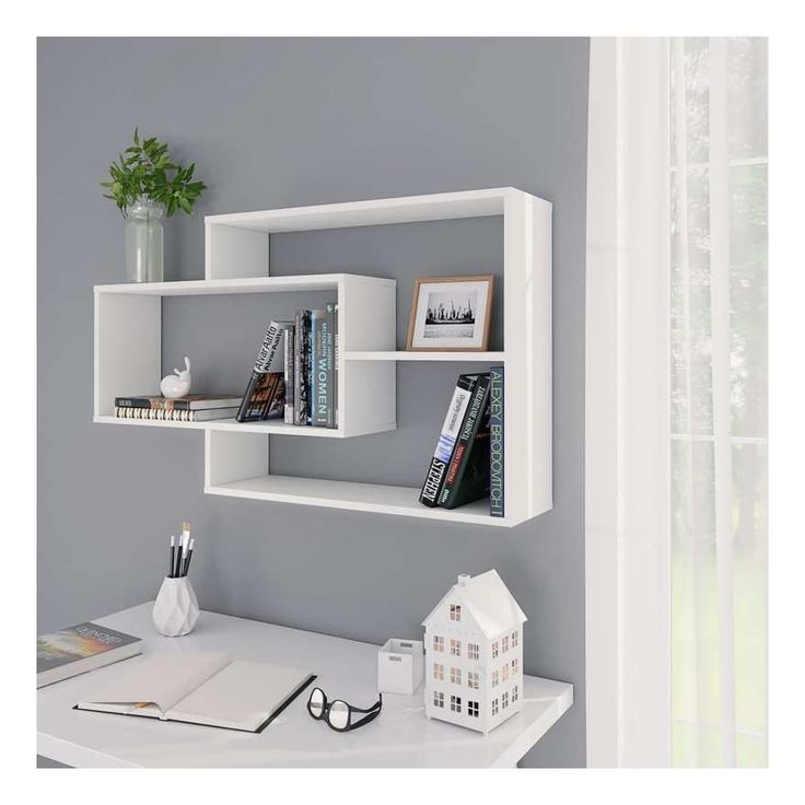 Une étagère en bois blanc design accrochée au-dessus du bureau