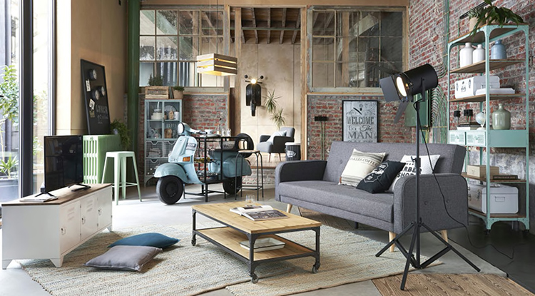grand séjour de style industriel avec mobilier rétro dans des couleurs sombres