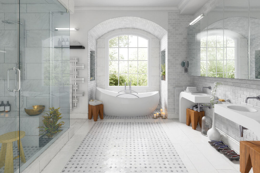Une grande salle de bains claire baignée de lumière naturelle