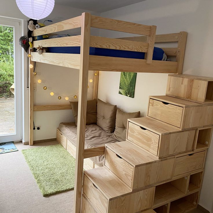 Aménagement petite chambre avec un lit mezzanine en bois, et des rangements dans l'escalier qui permet d'y accéder