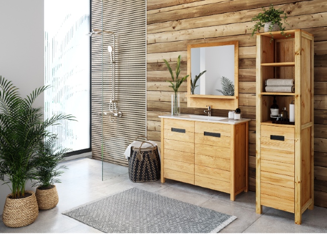 Des meubles en bois dans la salle de bains, et quelques plantes vertes