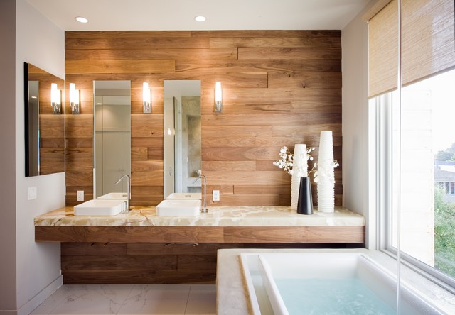 Salle de bains design avec des meubles en bois