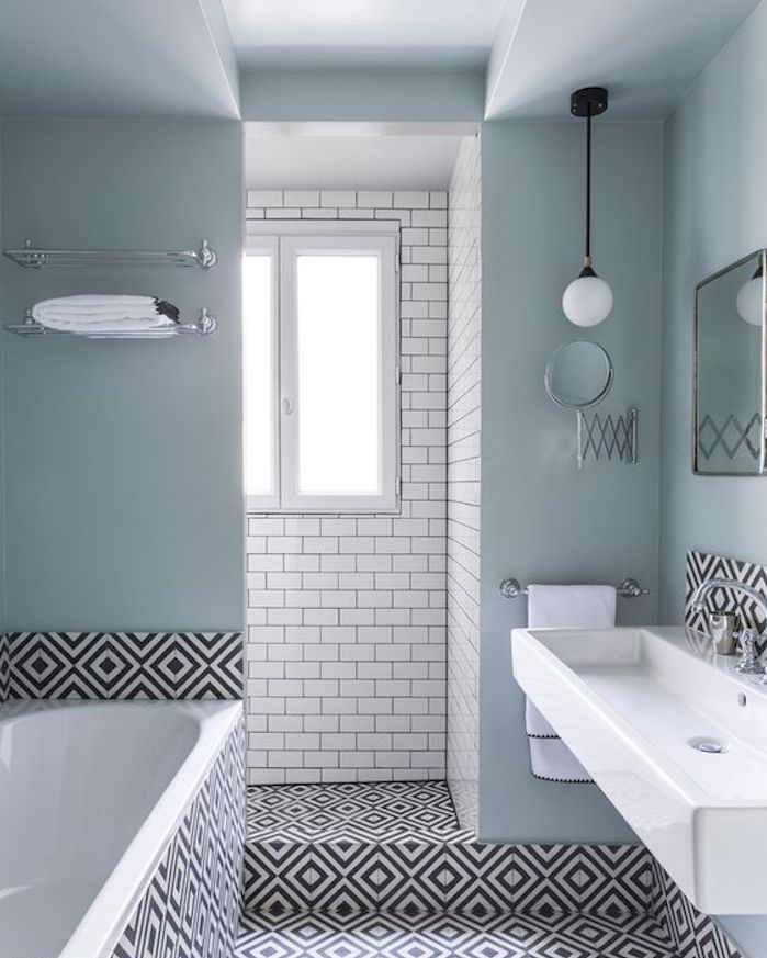 Cette salle de bain design s'orne de murs peints en bleu glacier
