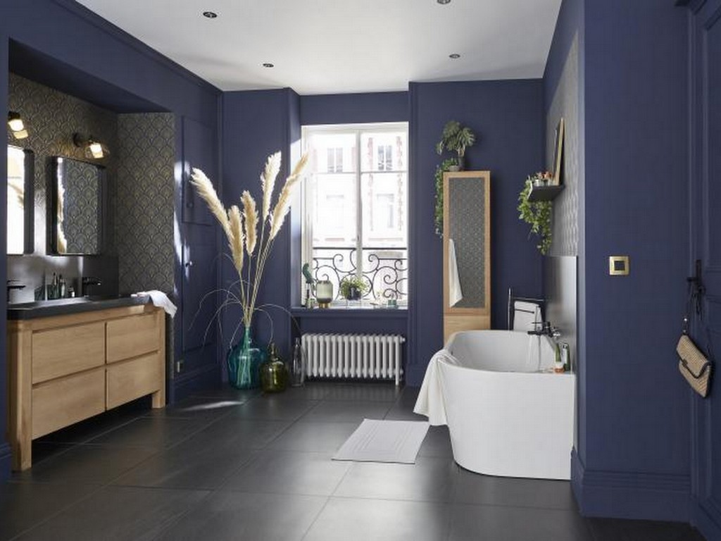 Une salle de bains moderne avec des murs bleu nuit