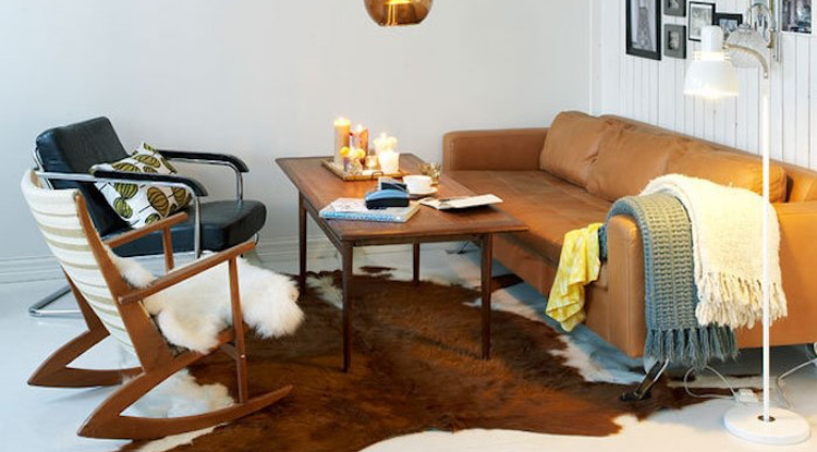 salon style vintage avec canapé en cuir et fauteuil balançoire en bois