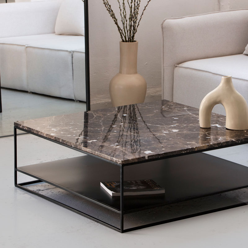 Ce salon comprend une table basse carrée très tendance, avec son plateau effet marbre
