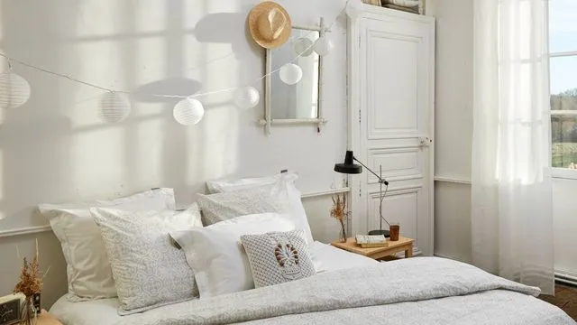 Un total look blanc pour cette petite chambre à coucher