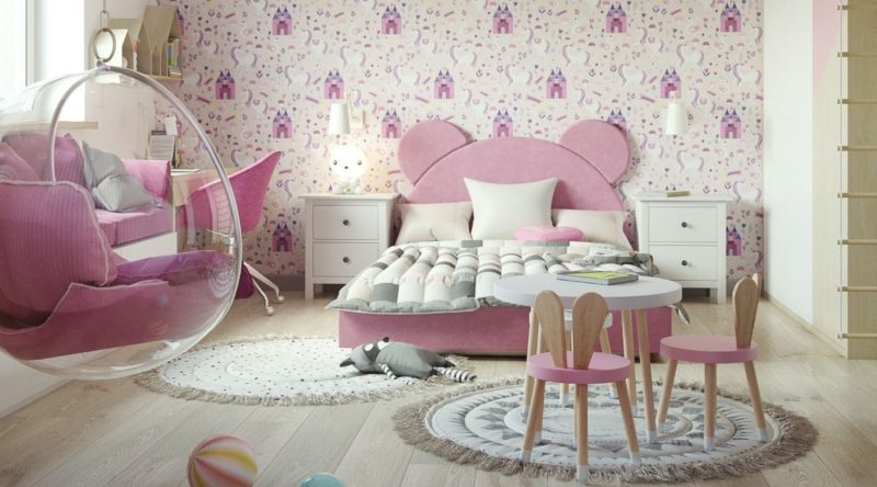 aménagement chambre fille avec linge de lit et tapisserie rose