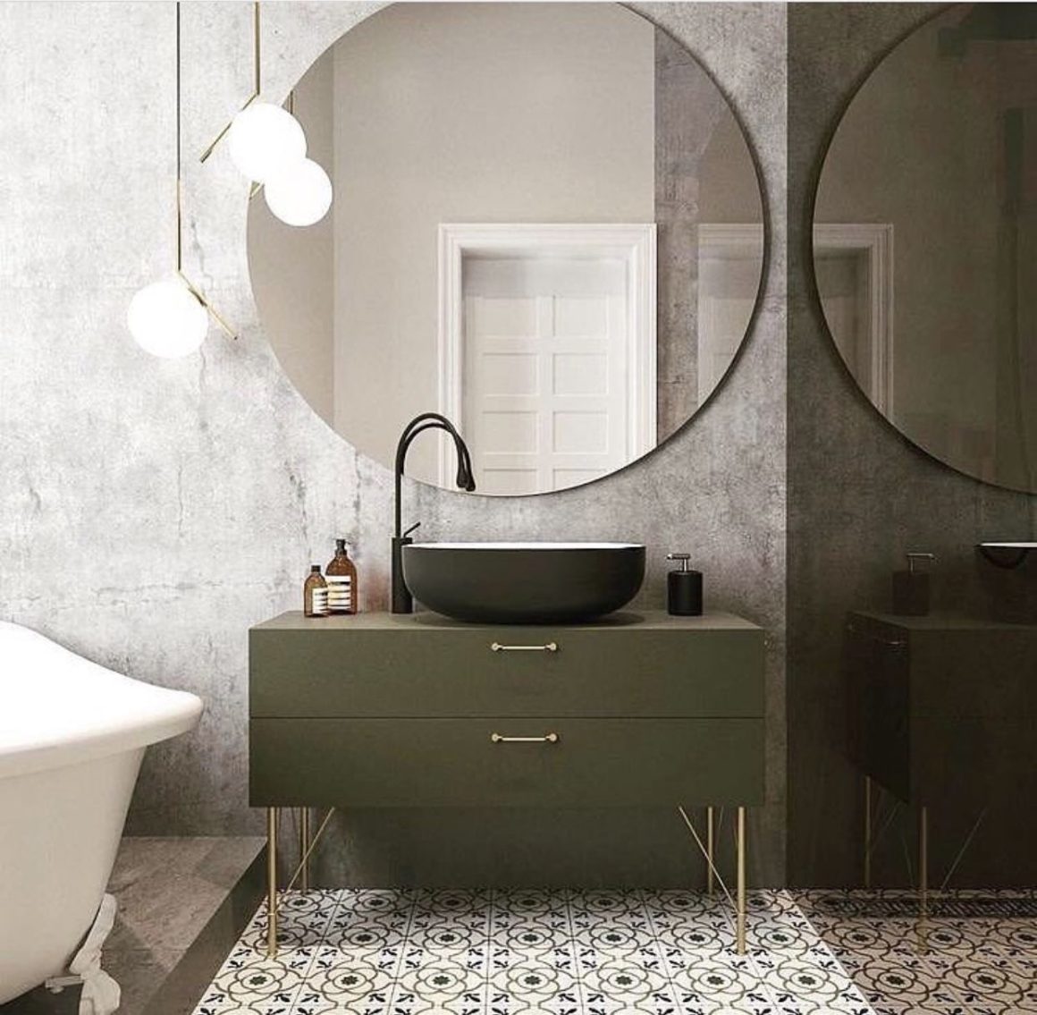 Grand miroir rond dans cette salle de bains de style mid-century, avec un meuble doté de pieds en métal