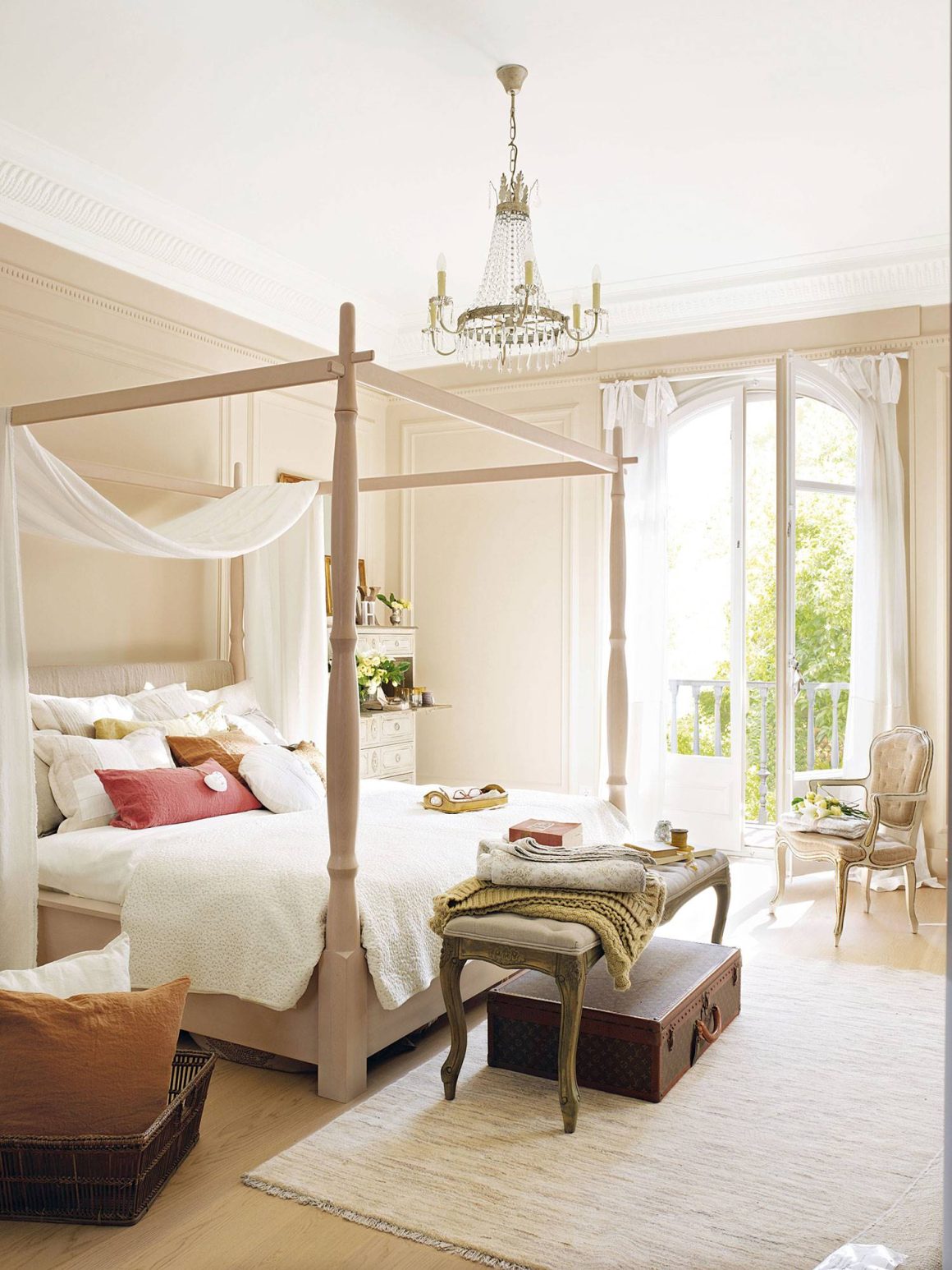 Un lit à baldaquin dans le chambre parentale de style mid-century