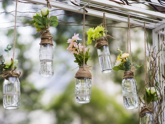 Une déco de jardin originale avec six pots de fleurs suspendus, fabriqués avec des bocaux en verre