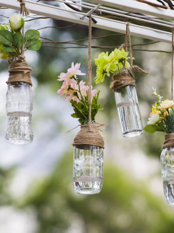 Une déco de jardin originale avec six pots de fleurs suspendus, fabriqués avec des bocaux en verre