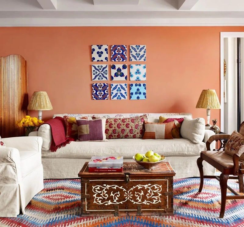 déco orientale dans un salon avec tapis et coussins à motifs géométriques et une table basse arabesque