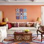 déco orientale dans un salon avec tapis et coussins à motifs géométriques et une table basse arabesque